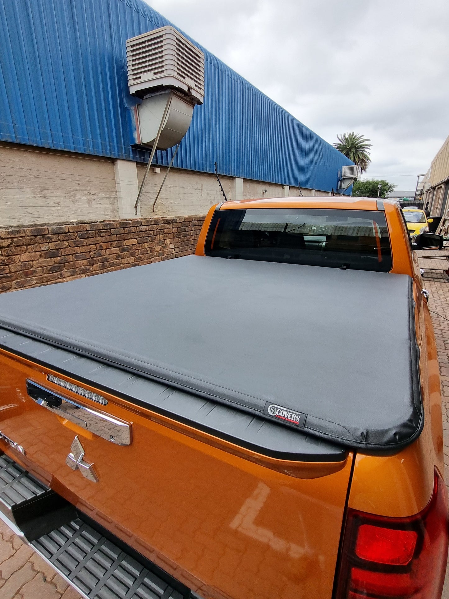 Trifold Hard Lockable Bakkie Tonneau Covers MITSUBISHI Triton