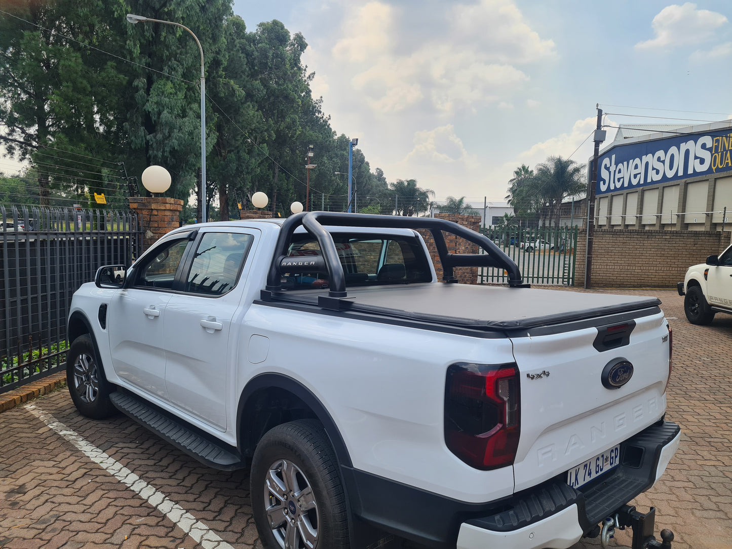 Trifold Hard Lockable Bakkie Tonneau Covers Ford