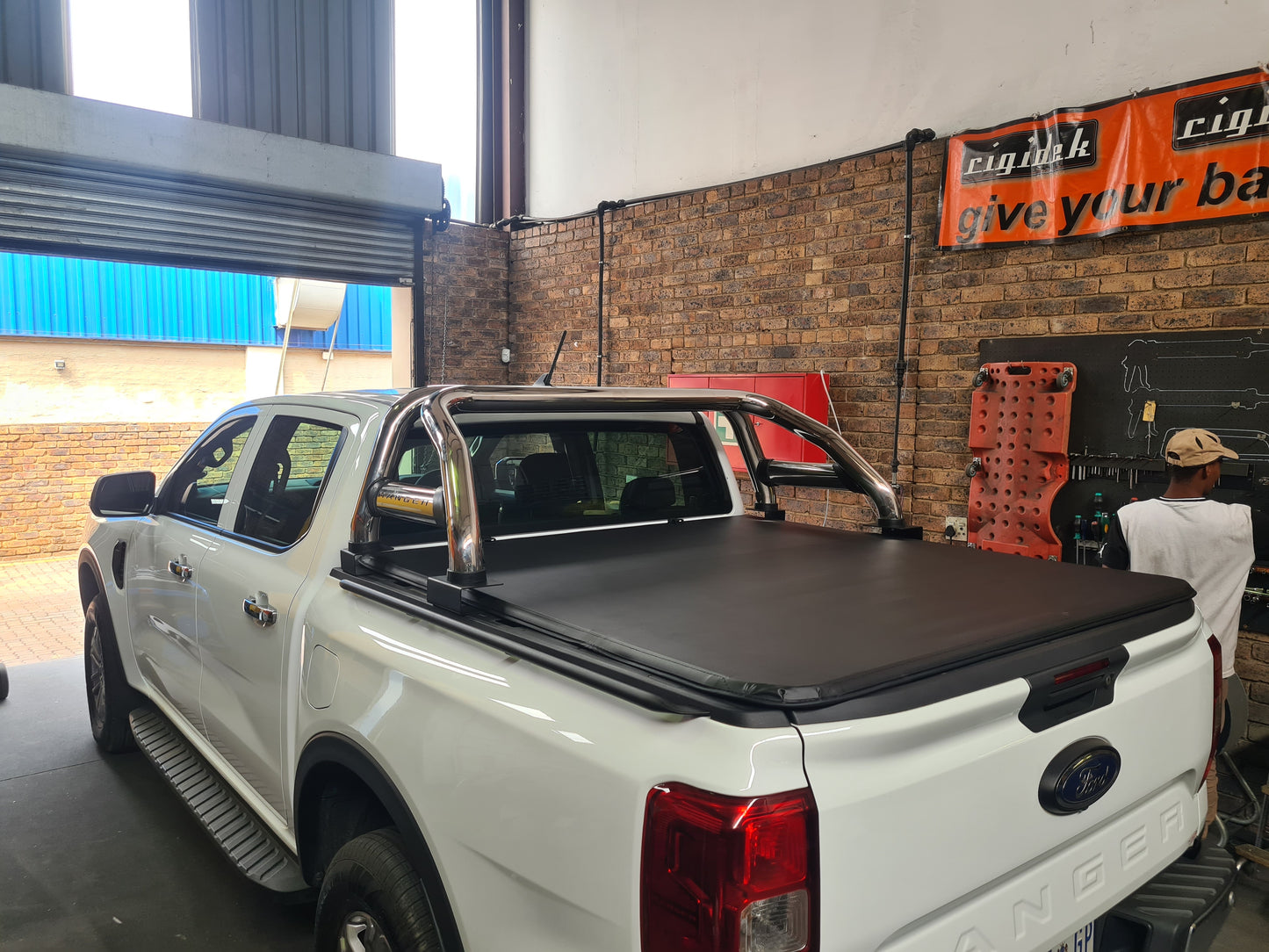 Trifold Hard Lockable Bakkie Tonneau Covers Ford