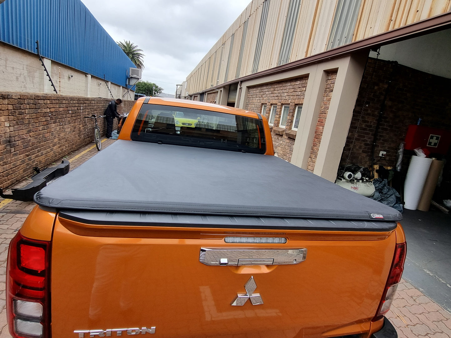 Trifold Hard Lockable Bakkie Tonneau Covers MITSUBISHI Triton