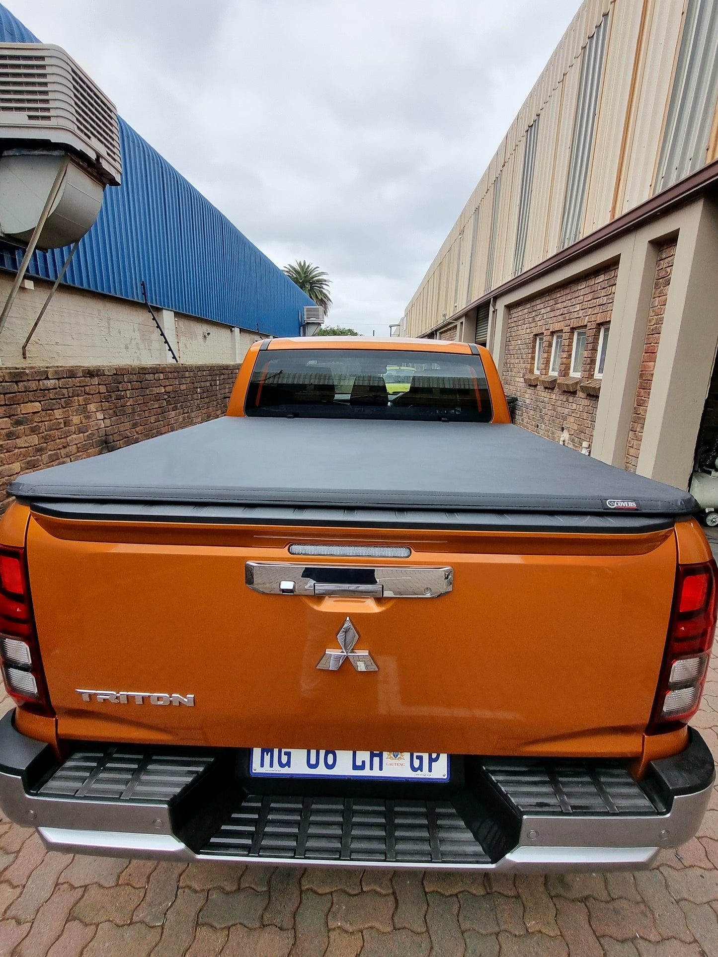 Trifold Hard Lockable Bakkie Tonneau Covers MITSUBISHI Triton