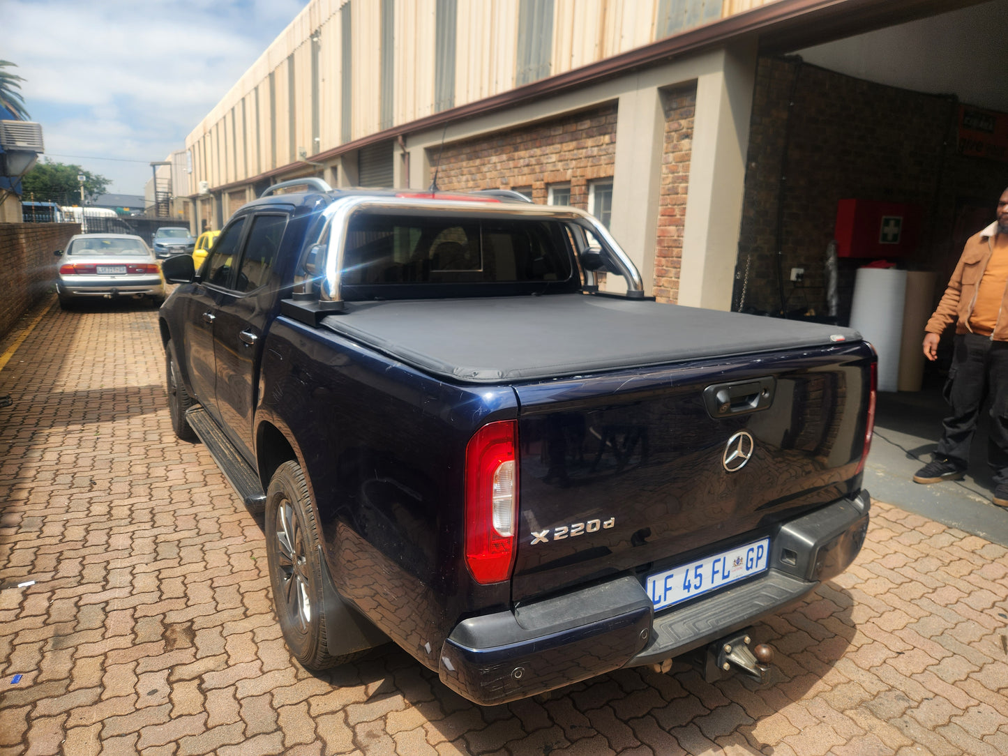 Trifold Hard Lockable Bakkie Tonneau Covers Mercedes Benz